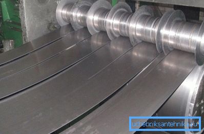 Utgangsmaterialet for produksjon av røret er en metallstrimmel. Utgangsmaterialet for produksjon av røret er en metallstrimmel.
