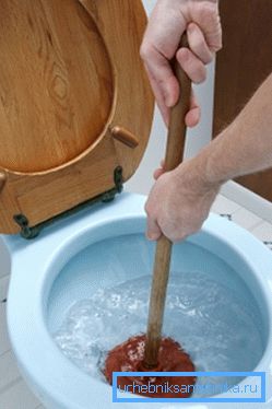 Vi bruker plunger for å eliminere blokkering Vi bruker plunger for å eliminere blokkering