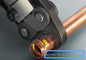 Produktene er forseglet med krymping ved hjelp av spesielle tang, instruksjonene vil fortelle deg hvordan du gjør det riktig Produktene er forseglet med krymping ved hjelp av spesielle tang, instruksjonene vil fortelle deg hvordan du gjør det riktig