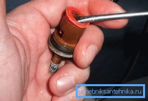 Fjern pluggen fra metallhusdelene Fjern pluggen fra metallhusdelene