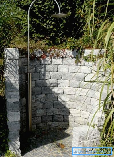 Stone - det er pålitelig og vakkert, men ganske dyrt og tidkrevende. Stone - det er pålitelig og vakkert, men ganske dyrt og tidkrevende.