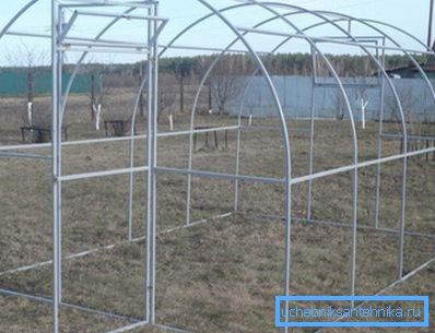 Rammen for produksjon av drivhus eller drivhus av aluminium vil vare mye lenger enn produktet av jernholdig metall Rammen for produksjon av drivhus eller drivhus av aluminium vil vare mye lenger enn produktet av jernholdig metall