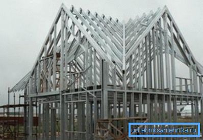 Rammen av huset, laget av metallprofiler Rammen av huset, laget av metallprofiler