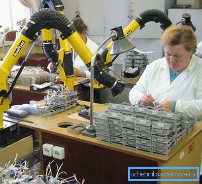 Hver arbeidsplass kan utstyres med en personlig hette. Hver arbeidsplass kan utstyres med en personlig hette.
