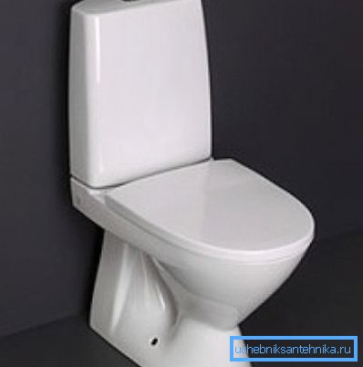 Klassisk toalett med smal cistern Klassisk toalett med smal cistern