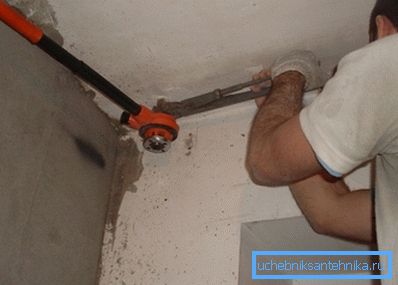 Nøkkelen holder røret, og forhindrer det i å snu og rive bort fra naboens radiator. Nøkkelen holder røret, og forhindrer det i å snu og rive bort fra naboens radiator.