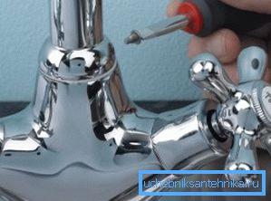Når kranen dripper på kjøkkenet, kan den repareres eller byttes ut. Når kranen dripper på kjøkkenet, kan den repareres eller byttes ut.