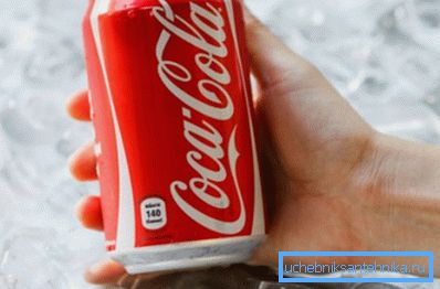 Cola klarer å takle en brun patina på toalettet Cola klarer å takle en brun patina på toalettet