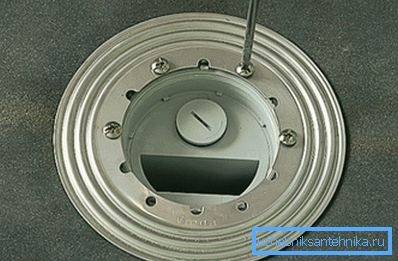 Ring presser et ark med vanntett materiale Ring presser et ark med vanntett materiale
