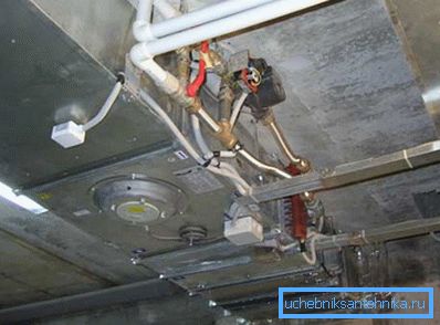 Ventilasjonskasse med flensforbindelser mellom dem. Ventilasjonskasse med flensforbindelser mellom dem.