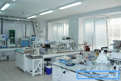 Laboratorium som undersøker vannkvaliteten. Laboratorium som undersøker vannkvaliteten.