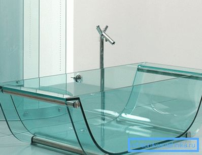 Lyset og gjennomsiktigheten av glasset fyller på badet med lys Lyset og gjennomsiktigheten av glasset fyller på badet med lys