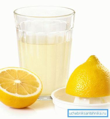 Sitronsaft, oppløst i vann, tjener som en utmerket smak Sitronsaft, oppløst i vann, tjener som en utmerket smak
