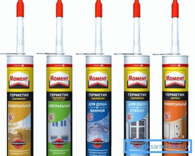 Det er bedre å ta et kvalitetsforseglingsmiddel fra Moment eller Ceresit. Billige forbindelser har dårlig vedheft til glatte overflater. Det er bedre å ta et kvalitetsforseglingsmiddel fra Moment eller Ceresit. Billige forbindelser har dårlig vedheft til glatte overflater.