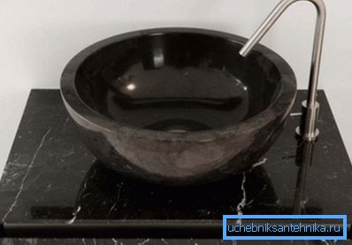 Amatørfoto av den ferdige konstruksjonen laget av marmor på skapet av samme materiale Amatørfoto av den ferdige konstruksjonen laget av marmor på skapet av samme materiale