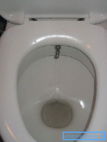 Amatørfoto av det enkleste toalettet, som det innebygde vannforsyningssystemet er installert for å realisere funksjonen til et bidet Amatørfoto av det enkleste toalettet, som det innebygde vannforsyningssystemet er installert for å realisere funksjonen til et bidet