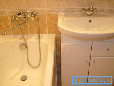 Amatørfoto av den installerte servant, som viser forholdet mellom høyden fra badet Amatørfoto av den installerte servant, som viser forholdet mellom høyden fra badet
