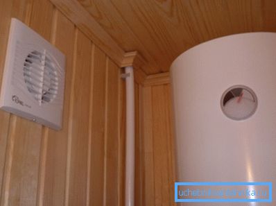 Amatørfoto av installert overflateventilasjon på den teknologiske åpningen i badet Amatørfoto av installert overflateventilasjon på den teknologiske åpningen i badet