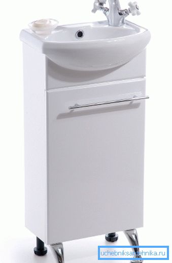 Liten vask med badekar for toalett. Liten vask med badekar for toalett.