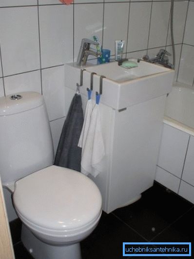 Liten vask med skap for et lite toalettområde Liten vask med skap for et lite toalettområde