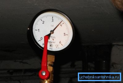 Trykkmåleren på bildet viser 3,8 kgf / cm2. Verdien er ganske vanlig. Trykkmåleren på bildet viser 3,8 kgf / cm2. Verdien er ganske vanlig.