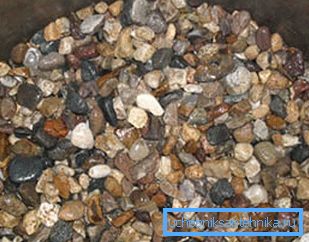 Vi bytter bunnfilter - et 10-centimeter lag med flintgrus med brøkdeler på 3-8 cm. Vi bytter bunnfilter - et 10-centimeter lag med flintgrus med brøkdeler på 3-8 cm.