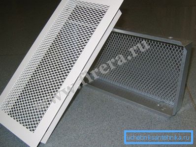 Metall perforert hylle for radiator.