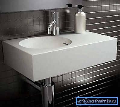 Modeller av små størrelser er egnet for montering i små bad og toaletter. Modeller av små størrelser er egnet for montering i små bad og toaletter.