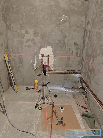 Installasjon av kobber vannforsyning fører i sporene. Installasjon av kobber vannforsyning fører i sporene.