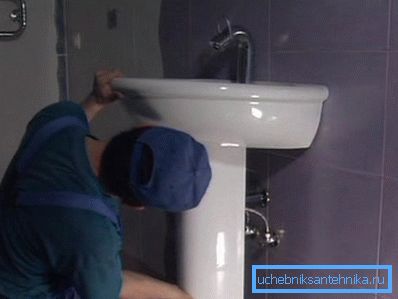 Installasjon av plastelementer i servant Installasjon av plastelementer i servant