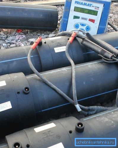 Montering av polyetylen elektrofusjonsbeslag. Montering av polyetylen elektrofusjonsbeslag.