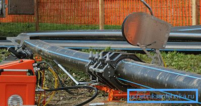 Installasjon av vanntilførsel av polyetylen i hytteoppgjøret. Installasjon av vanntilførsel av polyetylen i hytteoppgjøret.