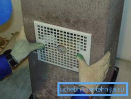 Installasjon av ventilasjonsgitteret er en enkel sak. Installasjon av ventilasjonsgitteret er en enkel sak.