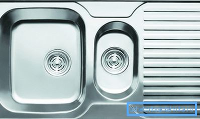 Sink medisinsk i rustfritt stål i to seksjoner Sink medisinsk i rustfritt stål i to seksjoner