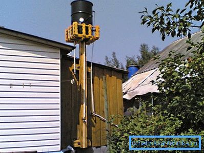 På dachas brukes det vanlige svarte tønnen ofte til å varme vannet. På dachas brukes det vanlige svarte tønnen ofte til å varme vannet.