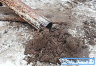 På bildet - mengden silt fra en zhelonka kan overraske deg mye På bildet - mengden silt fra en zhelonka kan overraske deg mye