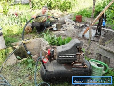 På et foto - pumping av en brønn etter boring På et foto - pumping av en brønn etter boring
