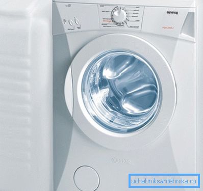 Bildet viser en vaskemaskin uten tilkobling til vannforsyningen.