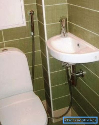 På bildet - dusjvedlegg for bidet er koblet til vasken På bildet - dusjvedlegg for bidet er koblet til vasken