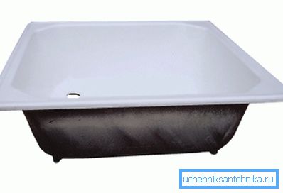 På bildet: Et dypt jerndusj 90x90 kan brukes som et bad for et barn, noe som er veldig praktisk På bildet: Et dypt jerndusj 90x90 kan brukes som et bad for et barn, noe som er veldig praktisk