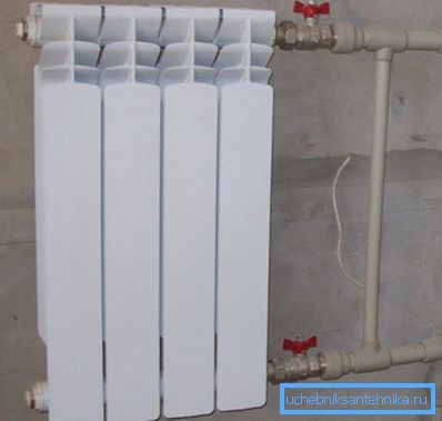 På bildet, bruk av kuleventiler når du installerer en radiator På bildet, bruk av kuleventiler når du installerer en radiator