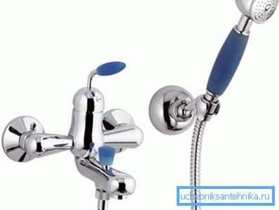 På bildet: kranen på badet med dusj har en mer kompleks enhet. Faktisk er det i konstruksjonen en separat knutepunkt i form av en vannkanne, vannforsyningen som utføres etter behov.