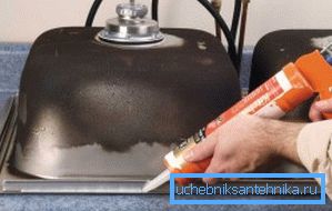 På bildet - påføring av fugemasse på bollen På bildet - påføring av fugemasse på bollen
