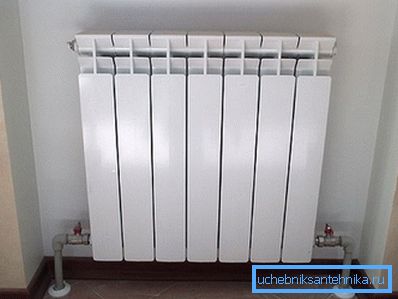 På bildet - den nedre radiatorforbindelsen. På bildet - den nedre radiatorforbindelsen.