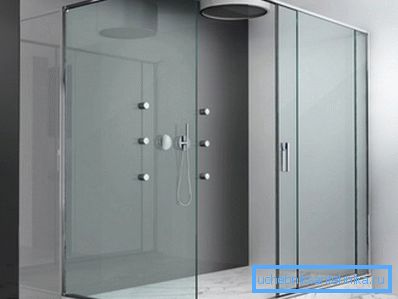 På bildet - et glasspanel i utformingen av en minimalistisk dusj. På bildet - et glasspanel i utformingen av en minimalistisk dusj.