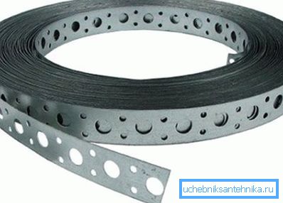 På bildet - stanset tape for oppheng av ventilasjonsboksen På bildet - stanset tape for oppheng av ventilasjonsboksen