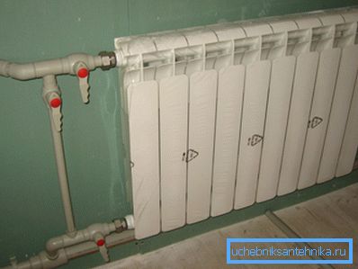 På bildet - kobler batteriet til systemet med polypropylen På bildet - kobler batteriet til systemet med polypropylen