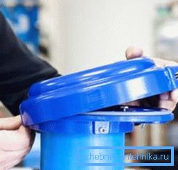 Bildet viser prosessen med å kombinere kroppens nedre og øvre del. Bildet viser prosessen med å kombinere kroppens nedre og øvre del.