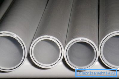 Bildet viser endestykket av et metall-plastrør. Bildet viser endestykket av et metall-plastrør.