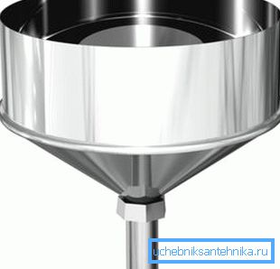 Bildet viser en plugg med et rør for kondensatdrening. Bildet viser en plugg med et rør for kondensatdrening.